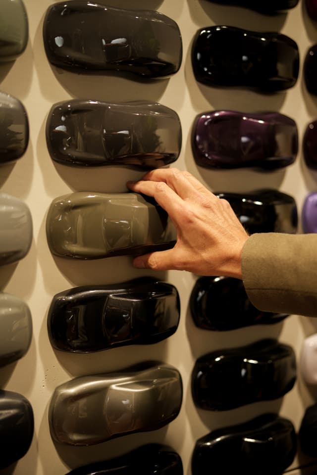 迈克尔-毛尔正在从众多不同颜色的汽车模型中挑选一款,以选择自己的外观颜色